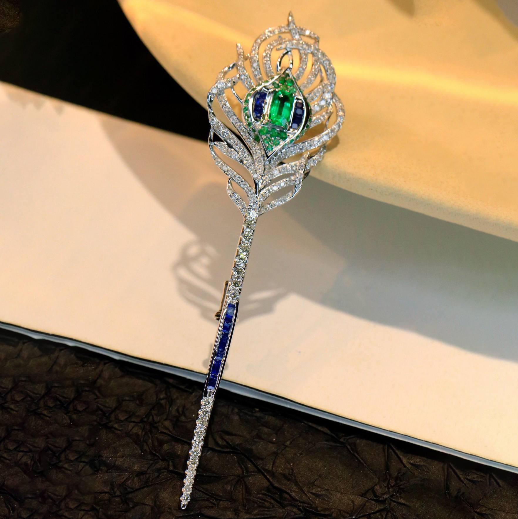 18K天然祖母綠-浪漫羽毛胸針