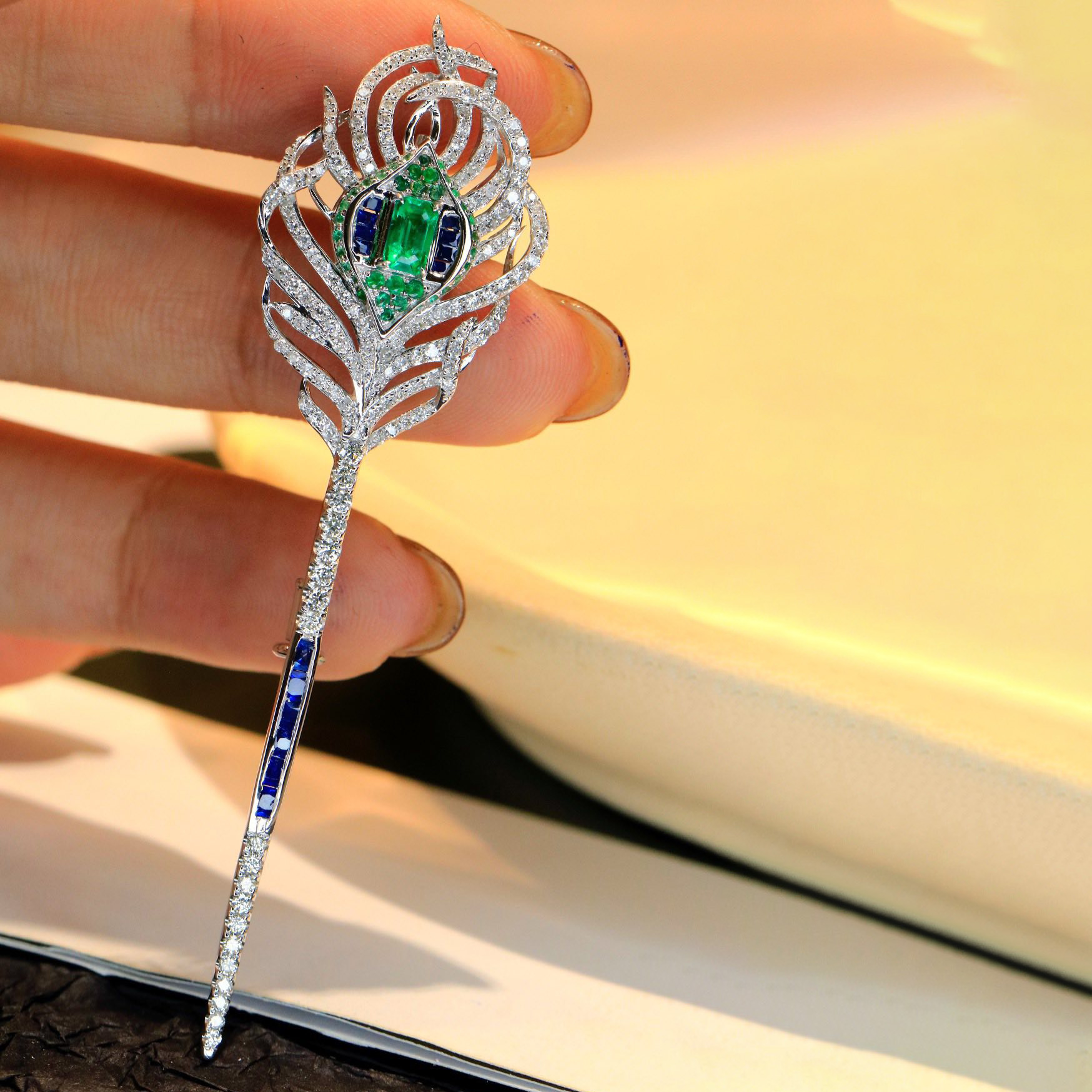 18K天然祖母綠-浪漫羽毛胸針